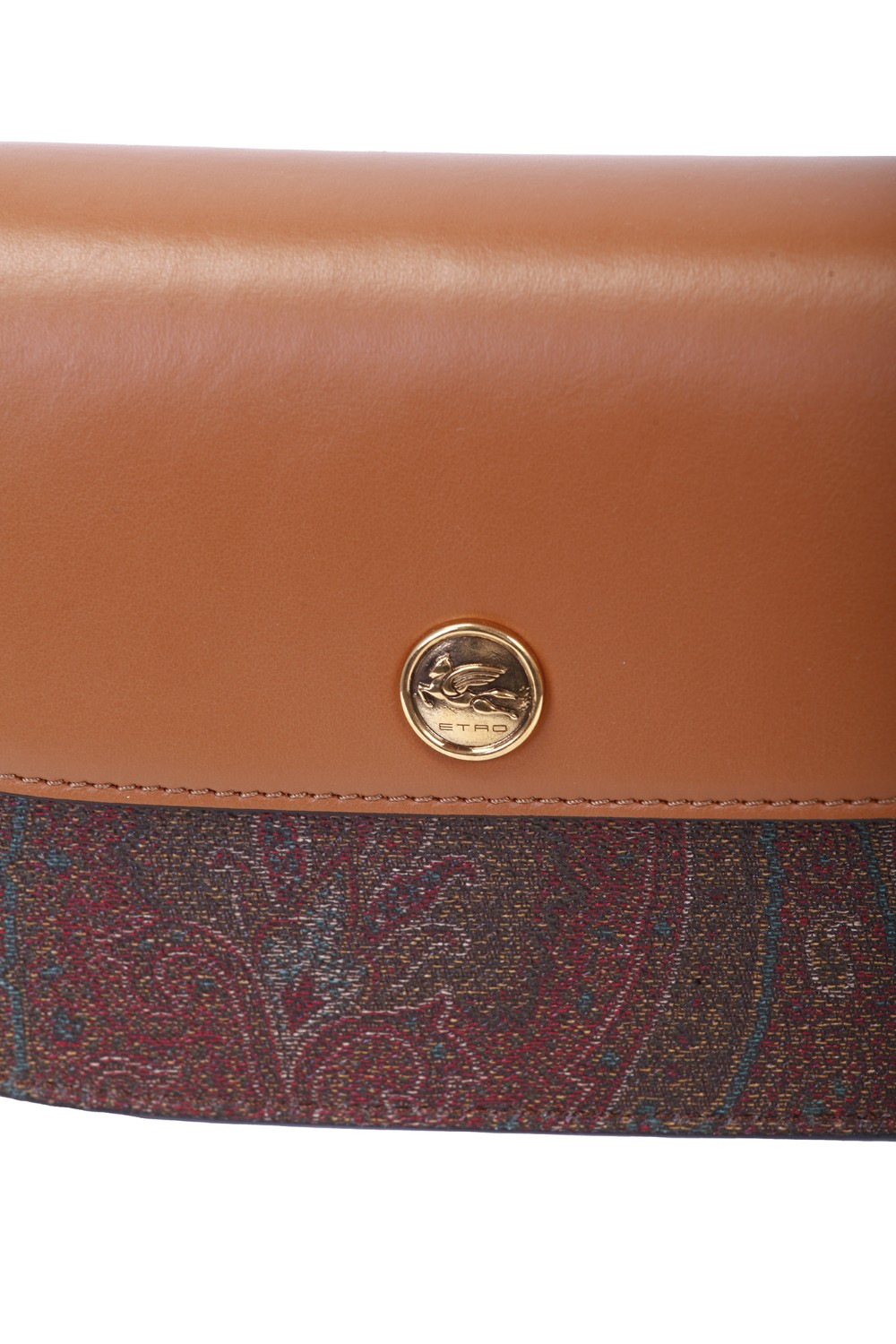 shop ETRO  Borsa: Etro borsa a tracolla ETRO Essential, realizzata nell'iconico tessuto Paisley jacquard e caratterizzata da una chiusura con patta in pelle a contrasto e bottone con logo ETRO e Pegaso.
La borsa al suo interno rivela una fodera in suede ed è perfetta per essere indossata a spalla o a tracolla, oppure a mano.
Dimensioni: 19 x 14 x 4,5 cm.
Esterno: Tessuto Paisley: Fronte: 76% cotone, 24% poliestere.
Retro: 100% cotone.
Spalmatura_ PVC.
Dettagli: 100% pelle di vitello.
Interno: 100% pelle di agnello.
Due scomparti interni.
Tasca posteriore.
Chiusura con bottone a calamita.
Tracolla removibile e regolabile altezza (luce) 55 cm.
Accessori metallici con finitura oro.
Made in Italy.. 1P050 8502-0151 number 3435416